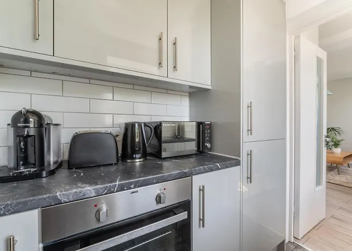 Lovely 1 Bedroom Apartment In Waterloo